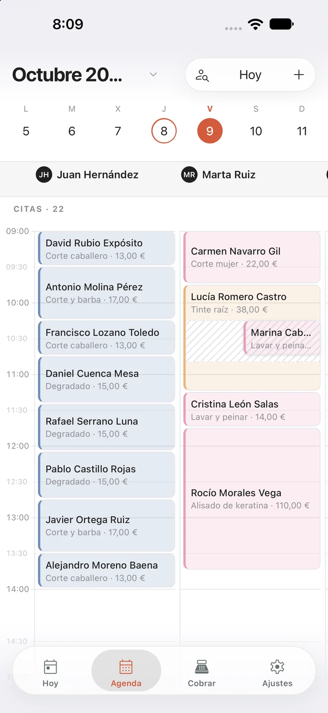 Agenda del día en la app buktiem Pro, con una columna por profesional